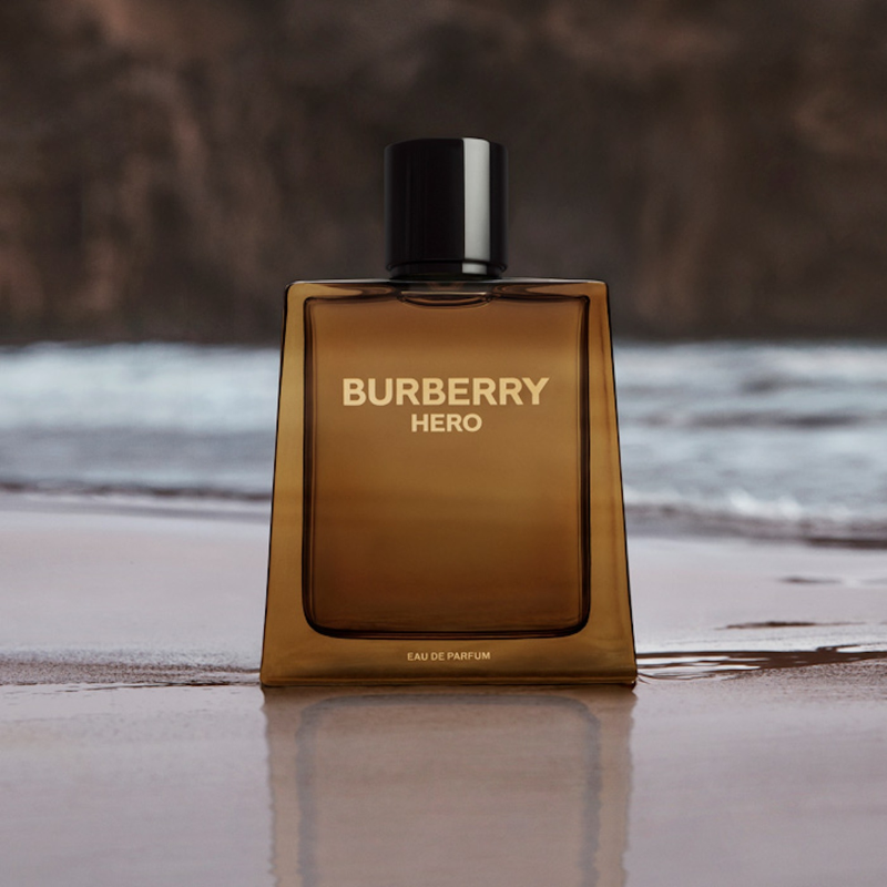 Thiết kế chai Burberry Hero EDP – Chai thủy tinh sắc cạnh với tông màu hổ phách sang trọng